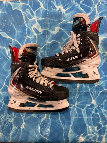 Senior Bauer Vapor Flypro Hockey Skates 7.5 (Used)