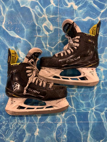 Intermediate Bauer Supreme M4 Hockey Skates Size 5 (Used)