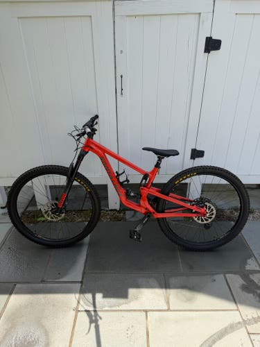 2021 Medium Santa Cruz Hightower Aluminum D. (Only a few uses)
