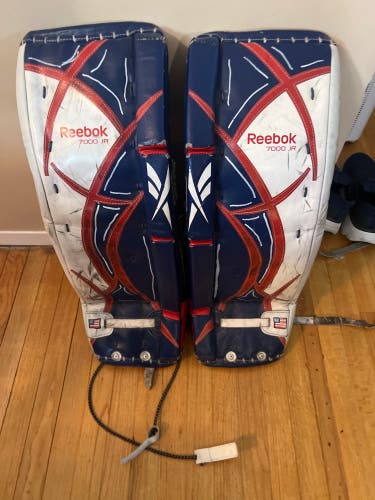 White 28" Junior Reebok 7000 Jr Goalie Leg Pads (Used). Good blue & white