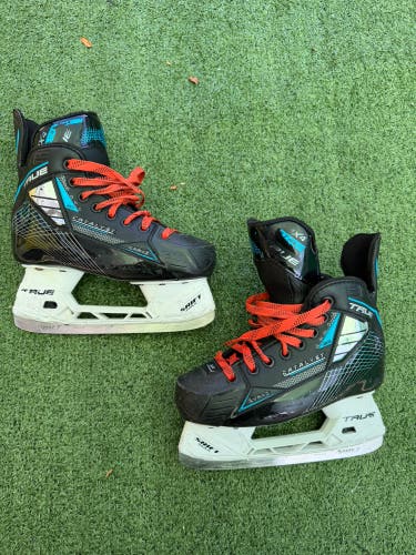 Junior True Catalyst 3x4 Hockey Skates Regular Width Size 1 (Used)