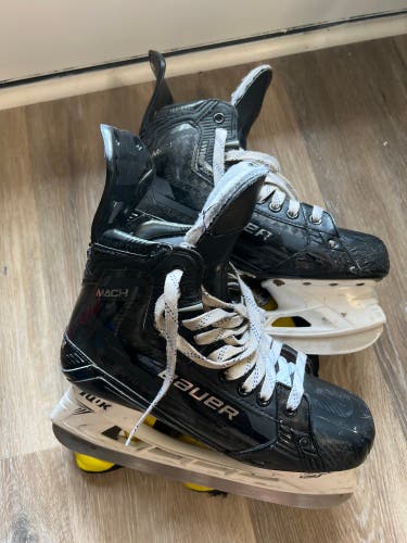 Black 2022 Bauer Supreme Mach Hockey Skates Regular Width Pro Stock 8 (Used)