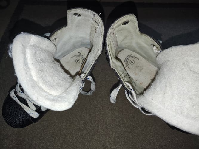 Black CCM Hockey Skates Regular Width Size 4 (Used)