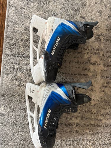 Blue 2025 Bauer Vapor Flylite Hockey Skates Pro Stock 8 (Used)