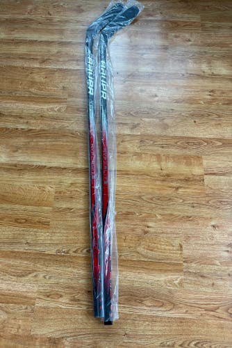 2 Intermediate Bauer Vapor Hyperlite 2 Right Handed Hockey Stick 65 Flex Pro Stock, tactile grip new