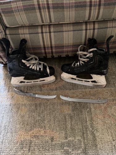 Black Bauer Supreme Mach Hockey Skates 6 (Used)