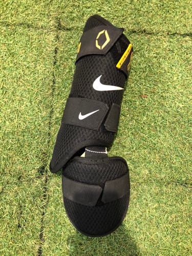 Senior Nike Shin Guard (Used)