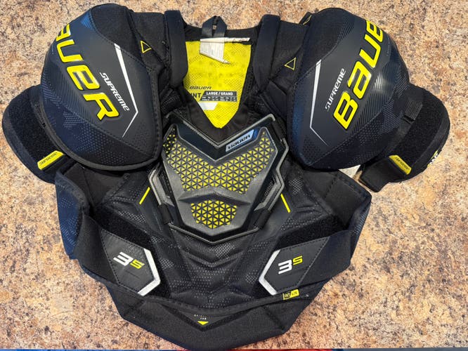 Large Intermediate Bauer Supreme 3S Shoulder Pads (Barely Used)