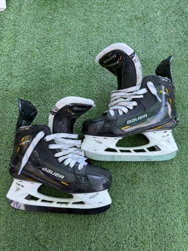 Intermediate Bauer Supreme M5 Pro Hockey Skates | Size 4, Fit 3