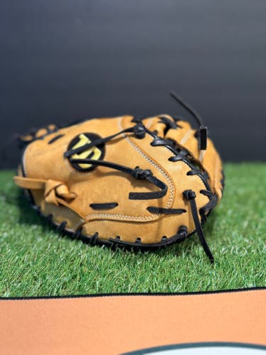 2024 Wilson A900 RH Catcher's Baseball Glove 34" (Used)