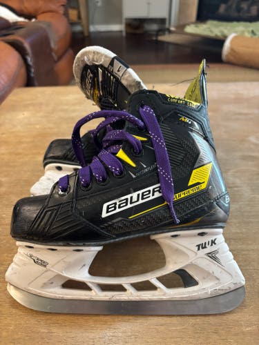 2022 Bauer Supreme M4 Hockey Skates Extra Wide Width Size 1 (Used)