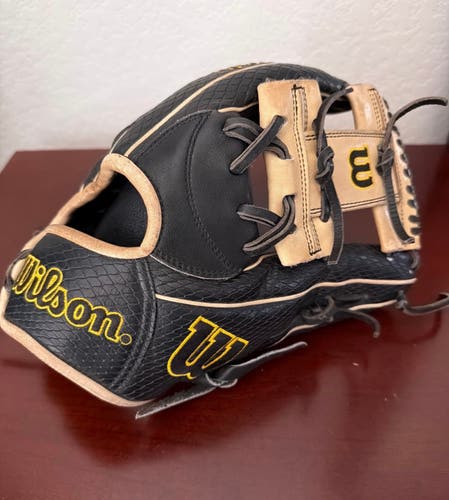 Wilson A2000 RH Infield Baseball Glove 11.75" (Used)