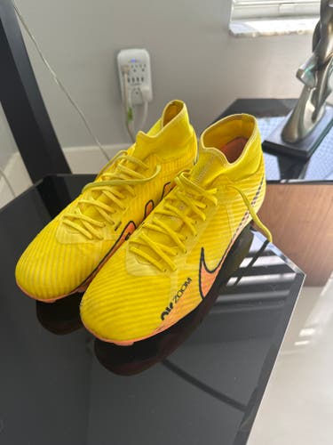 Yellow Men's Size M 10.0 (W 11.0) Nike Mercurial Vapor Molded Cleats Cleats (Used)