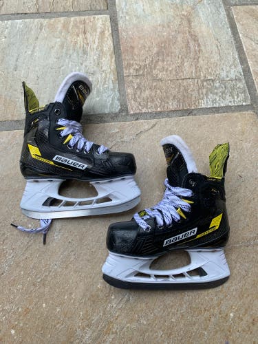 2022 Bauer Supreme M4 Hockey Skates Extra Wide Width Size 1 (Used)
