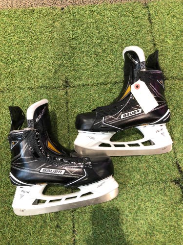 Senior Bauer Supreme 1S Hockey Skates Extra Wide Width Size 5.5 (Used)