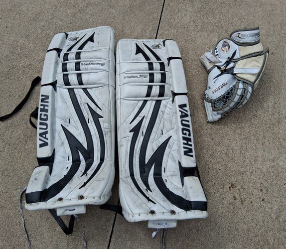 32+1" SR Vaughn Velocity V4 7450 Goalie Leg Pads+Catcher glove V4 7700 (Used)