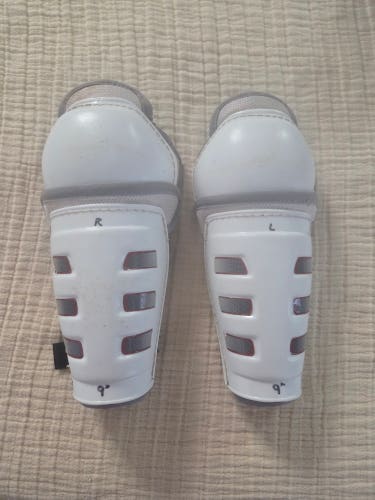 Youth CCM 9" Shin Pads (Used)