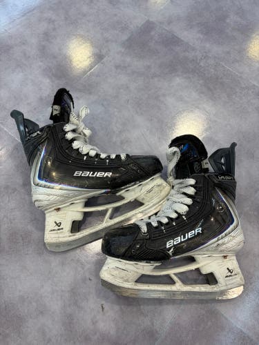 Junior Bauer Vapor Flylite Hockey Skates Regular Width Size 2.5 (Used)