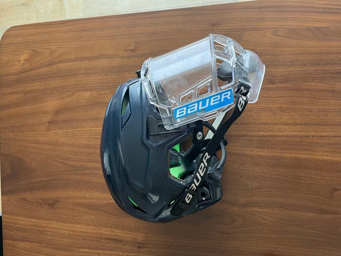 Medium Bauer Hyperlite Helmet (Used)