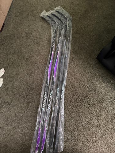 Senior Bauer Vapor Flylite Right Handed Hockey Stick P28 77 Flex (New)