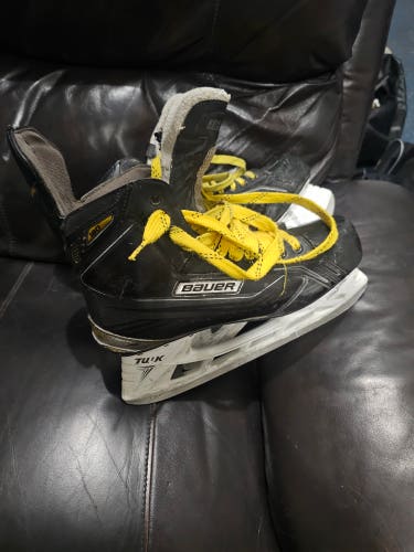 Black Bauer Supreme 180 Hockey Skates Regular Width 10.5 (Used)