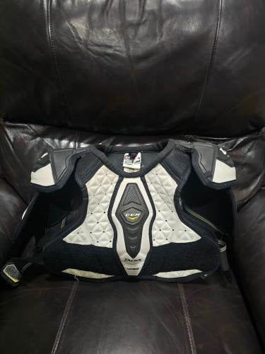 Medium Junior CCM Tacks 4052 Shoulder Pads (Used)