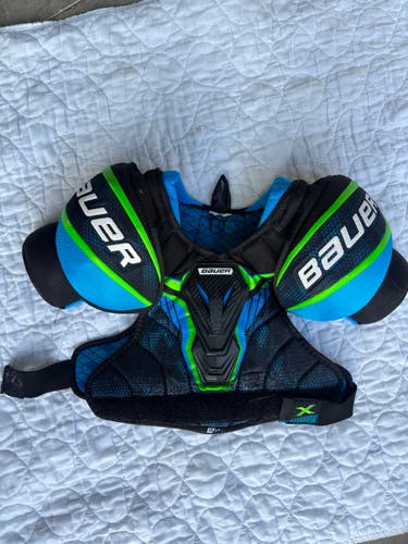 Small Junior Bauer X Shoulder Pads (Used)