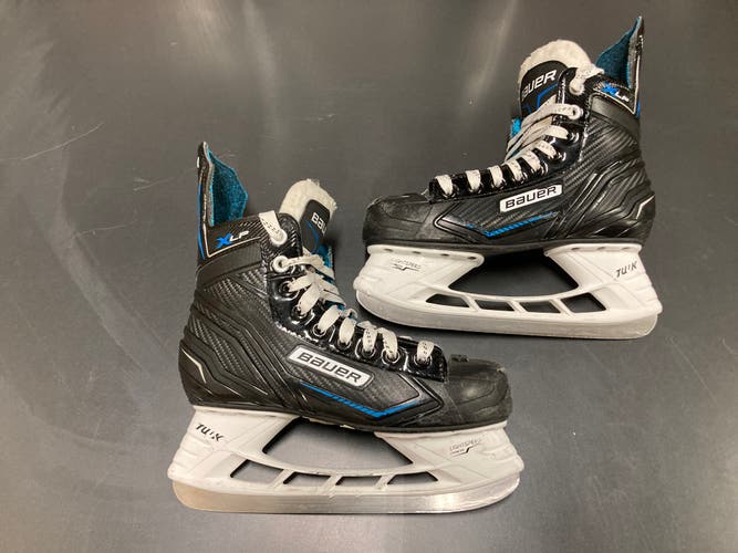 Intermediate Bauer XLP Hockey Skates Size 4 (Used)
