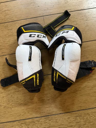 Junior Medium CCM Tacks 9060 Elbow Pads (Used)