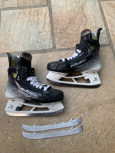 2023 Bauer Vapor Hyperlite 2 Hockey Skates Regular Width Size 4.5 (Used)