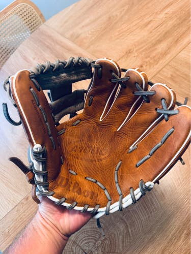 Wilson A1000 RH Infield Baseball Glove 11" (Used)