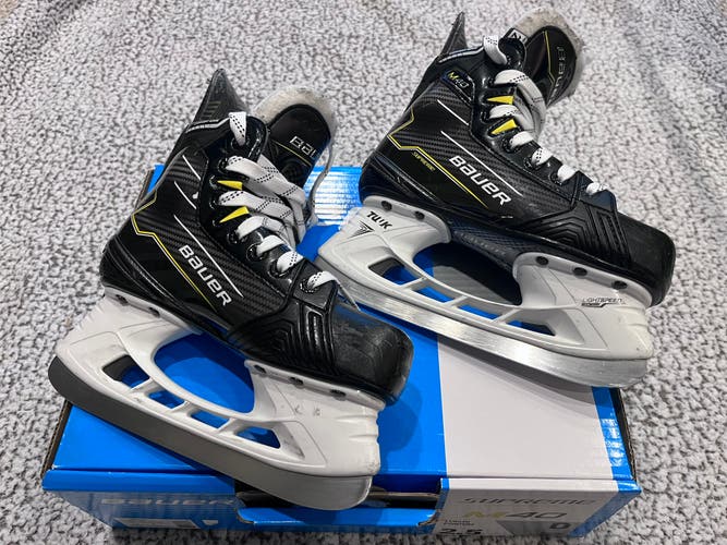 Bauer Supreme M40 Hockey Skates 2.5 (Used)