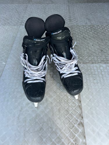 Red 2023 Bauer Vapor Hyperlite 2 Hockey Skates Regular Width 8.5 (Used)