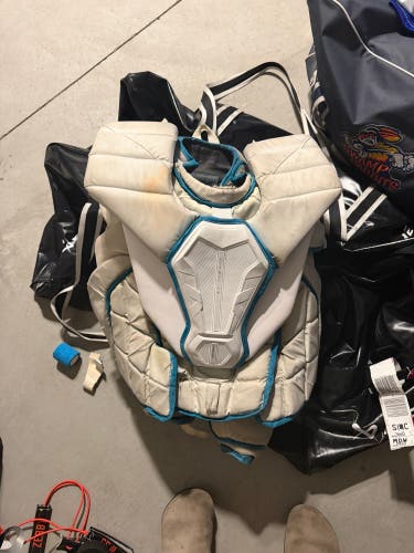 Medium 2023 Bauer Vapor Hyperlite 2 Goalie Chest Protector (Used)
