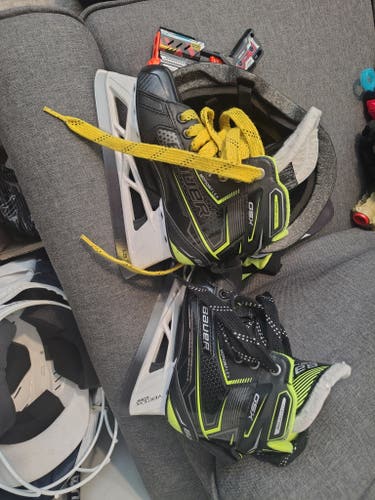 Junior Bauer goalie gsx Hockey Skates Regular Width Size 1 (Used)