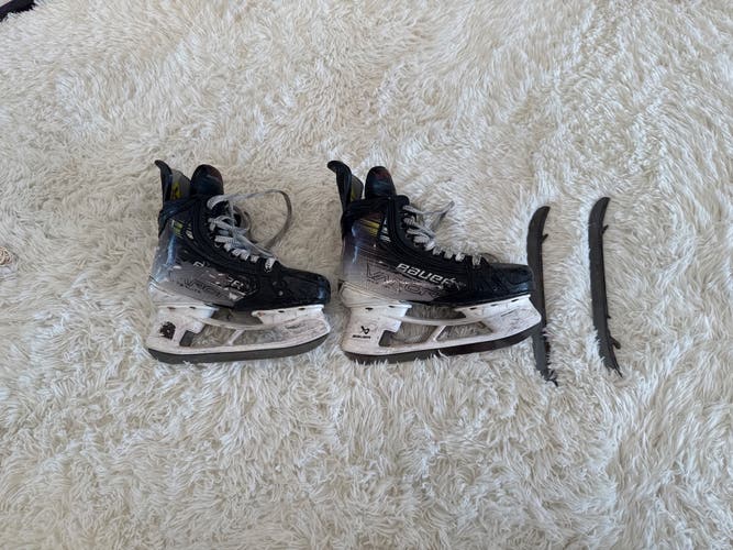 2023 Bauer Vapor Hyperlite 2 Hockey Skates Regular Width Size 4.5 (Used)