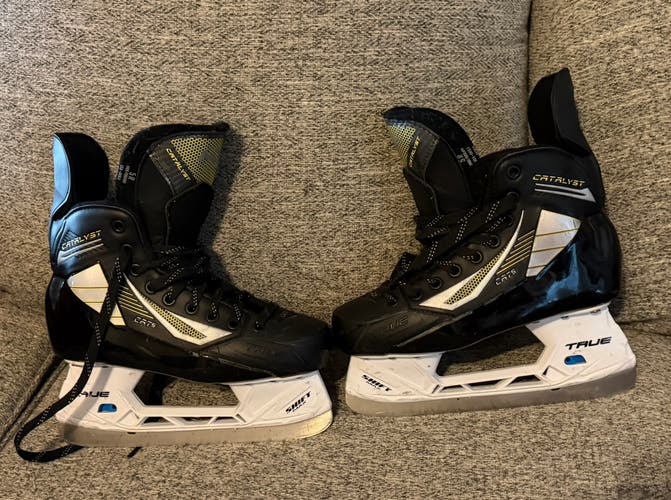 Black 2022 True Catalyst 5 Hockey Skates Size 5 (Used)