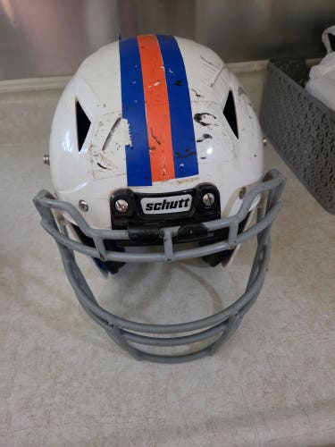White Youth Extra Large Schutt Vengeance DCT Helmet (Used)