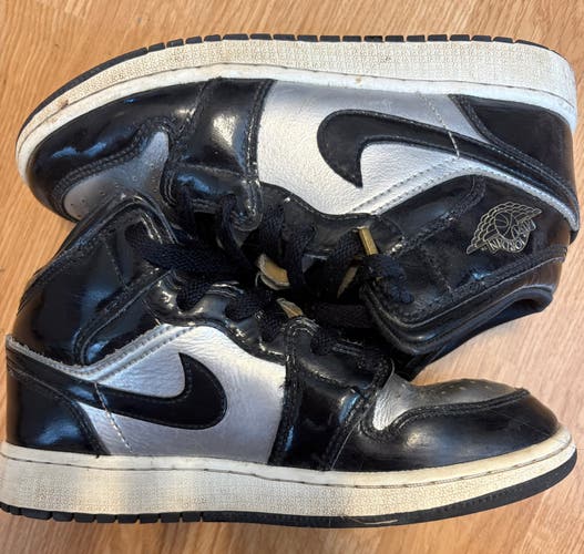 Black Unisex 4Y (Big Kids / Youth) Youth Air Jordan 1 Mid Shoes (Used)