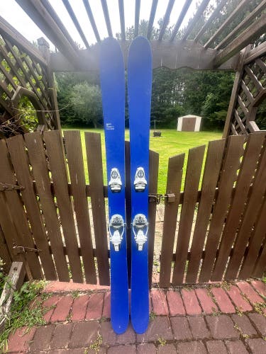 Twin tip skis (2026 CANDIDE RESORT 101 with look pivot 11)