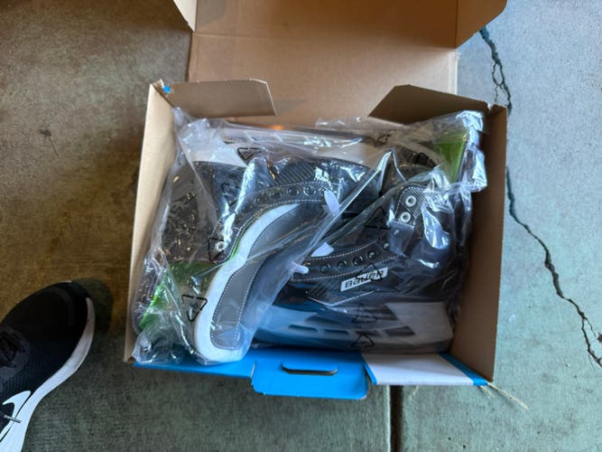 Bauer XLS Hockey Skates Regular Width Size 5 (New)