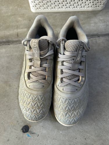 Gray Kid's 3.5Y (Big Kids / Youth) Youth Under Armour Low Top Molded Cleats (Used)