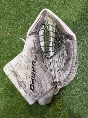 Intermediate Bauer Supreme M5 Pro Regular Goalie Glove