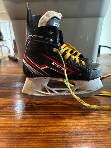 2017 CCM JetSpeed FT340 Hockey Skates Size 1 (Used)
