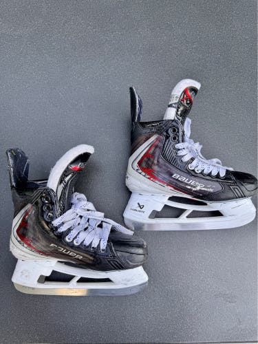 Black 2025 Bauer Vapor Fly40 Hockey Skates Regular Width 6.5 (Used)