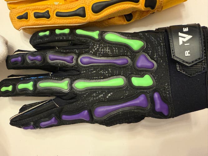 Black rivel “joker” Large Adult Gloves (Used)