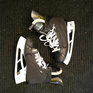 Black 2023 Bauer Vapor Hyperlite 2 Hockey Skates Regular Width Pro Stock 8.5 (Used)