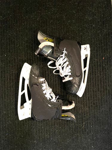 Black 2023 Bauer Vapor Hyperlite 2 Hockey Skates Regular Width Pro Stock 8.5 (Used)
