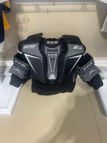 Medium CCM Extreme Flex Shield E2.9 Goalie Chest Protector (Used)