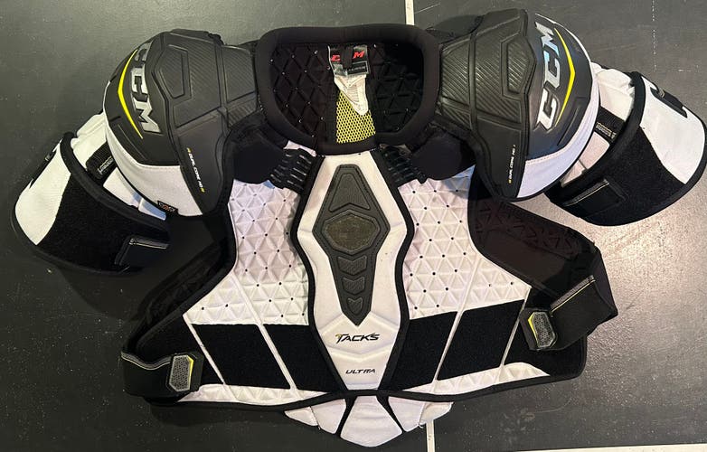 XL Senior CCM Ultra Tacks Shoulder Pads (Used)